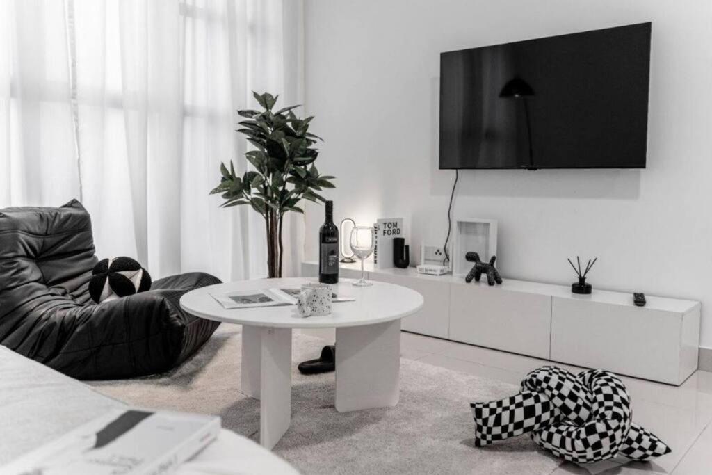 Trion Kl -2br, 2-5pax, Near Klcc, Kl Tower, Ikea, Velocity Pangsapuri